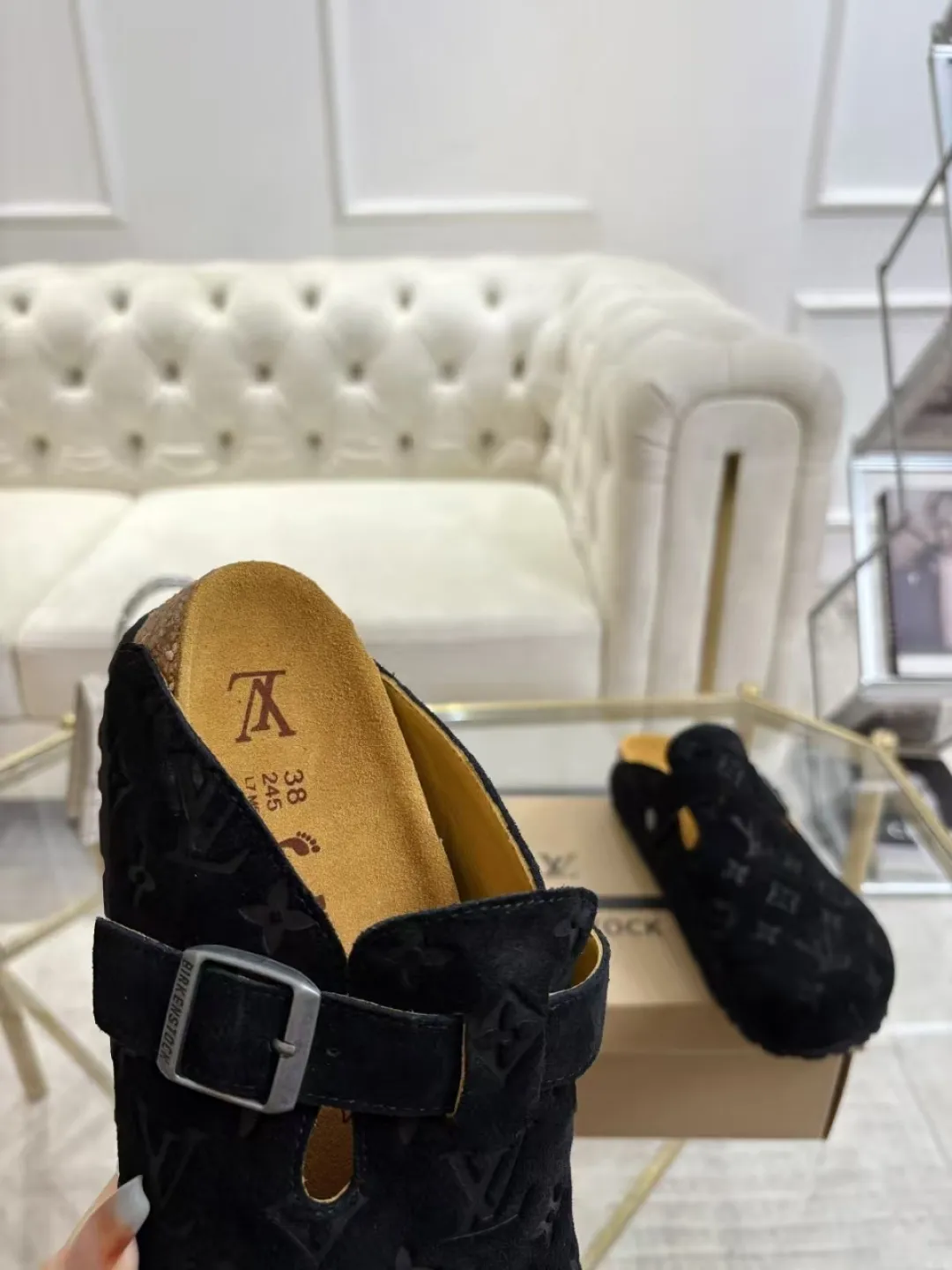 Women's p560 Men's p580 ✨ LV couple's toe-cap slippers | Full of high-end feel, you can walk with wind! ✨ This pair of LV classic toe-cap slippers is simply a "walking grass-planting machine"! Original three-dimensional embossed cowhide + cowhide fabric, the texture is high-end at first glance, and you will become a rich daughter/son in seconds ~💅 🌟 Why must you join TA? ✔️ Original embossed cowhide - clear texture but not cheap, classic presbyopia yyds ✔️ Belt buckle + metal logo - ecstatic control of details, exquisite to the heel! ✔️ Sheepskin lining + cushioned footbed - it feels like stepping on clouds ☁️, and you won’t feel tired when you go shopping~ ✔️ Non-slip rubber sole - walking is as stable as a mountain, and you are not afraid of slipping on rainy days!  👫 The best outfit for couples: Whether it’s shorts, T-shirts👕 or long skirts and suits👗, pairing these shoes with each other will immediately create a lazy and high-end atmosphere! Everyday outings/vacations, no matter what you shoot, it will look like a blockbuster📸🔥 The texture and foot feel that only the higher version can have, it is not a hit or a hit! Heartbeat is not as good as action. True love is true when both pairs are in pairs~💖 #LVcoupleslippers #高色综合 #好看不狠的 Feet #couples’ must-have